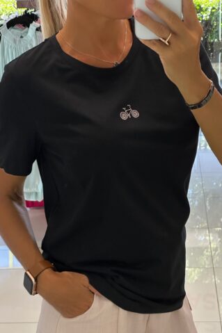 Elegant slim-cut T-shirt with RATTAGA