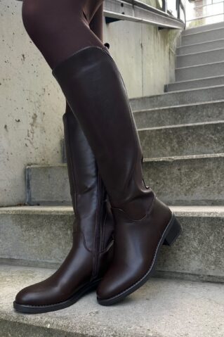 Tumepruunid madala kontsaga naiste saapad