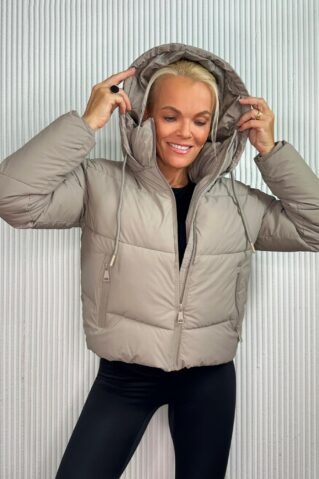 Lühike vatiintäidisega kapuutsiga jope