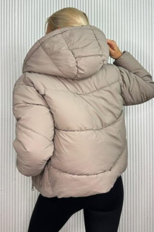 Lühike vatiintäidisega kapuutsiga jope