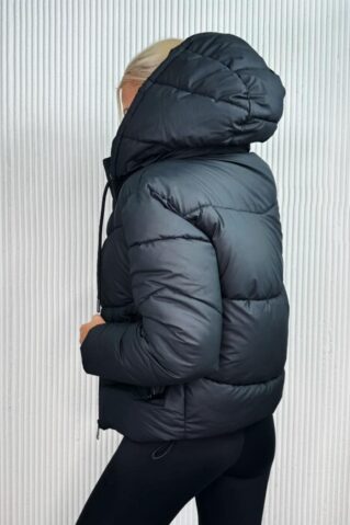 Lühike vatiintäidisega kapuutsiga jope