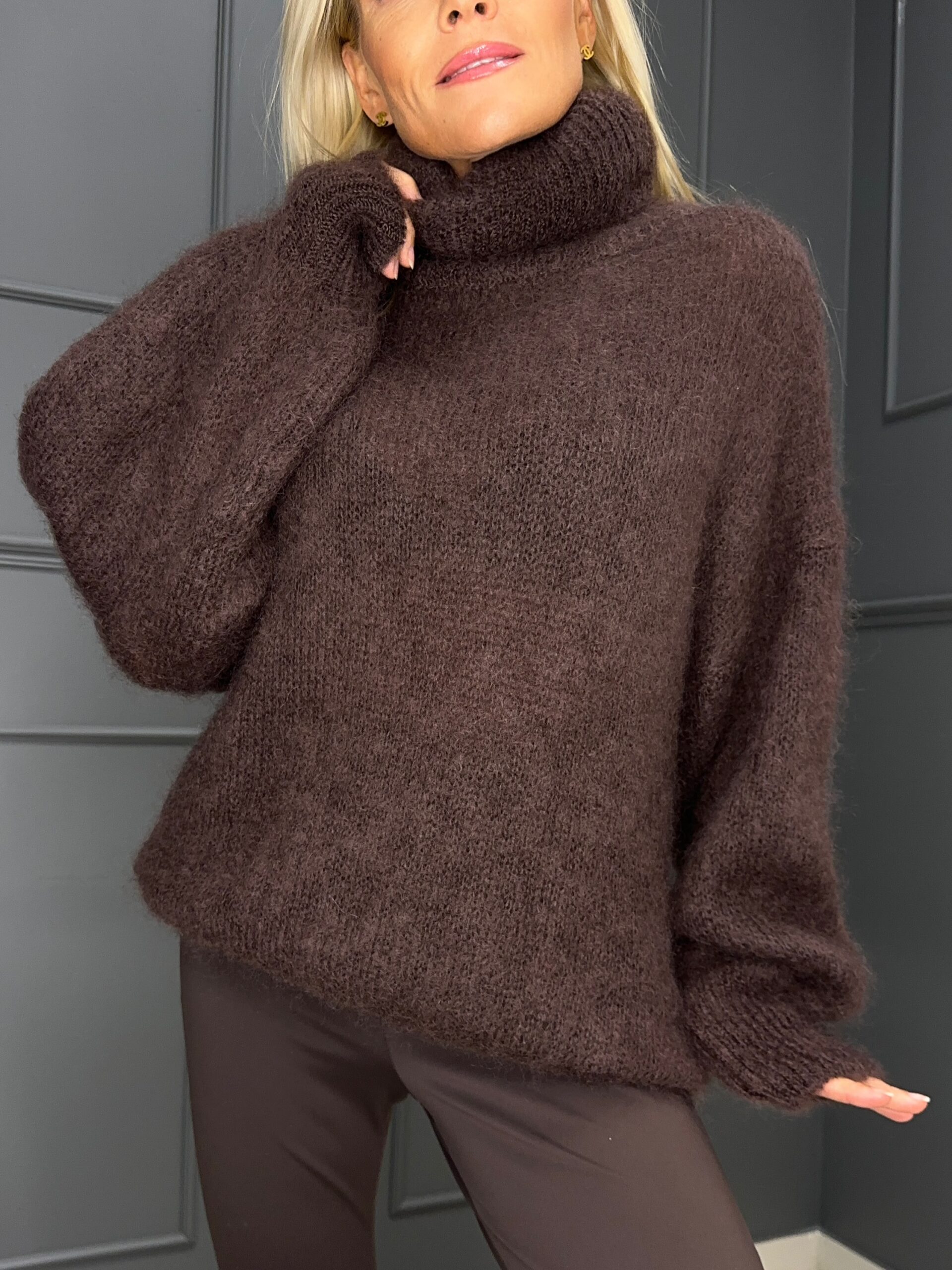 kõrge kaelusega mohäärkampsun