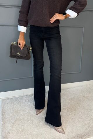 Mustad alt laienevad teksapüksid