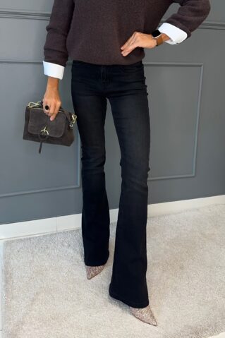 Mustad alt laienevad teksapüksid