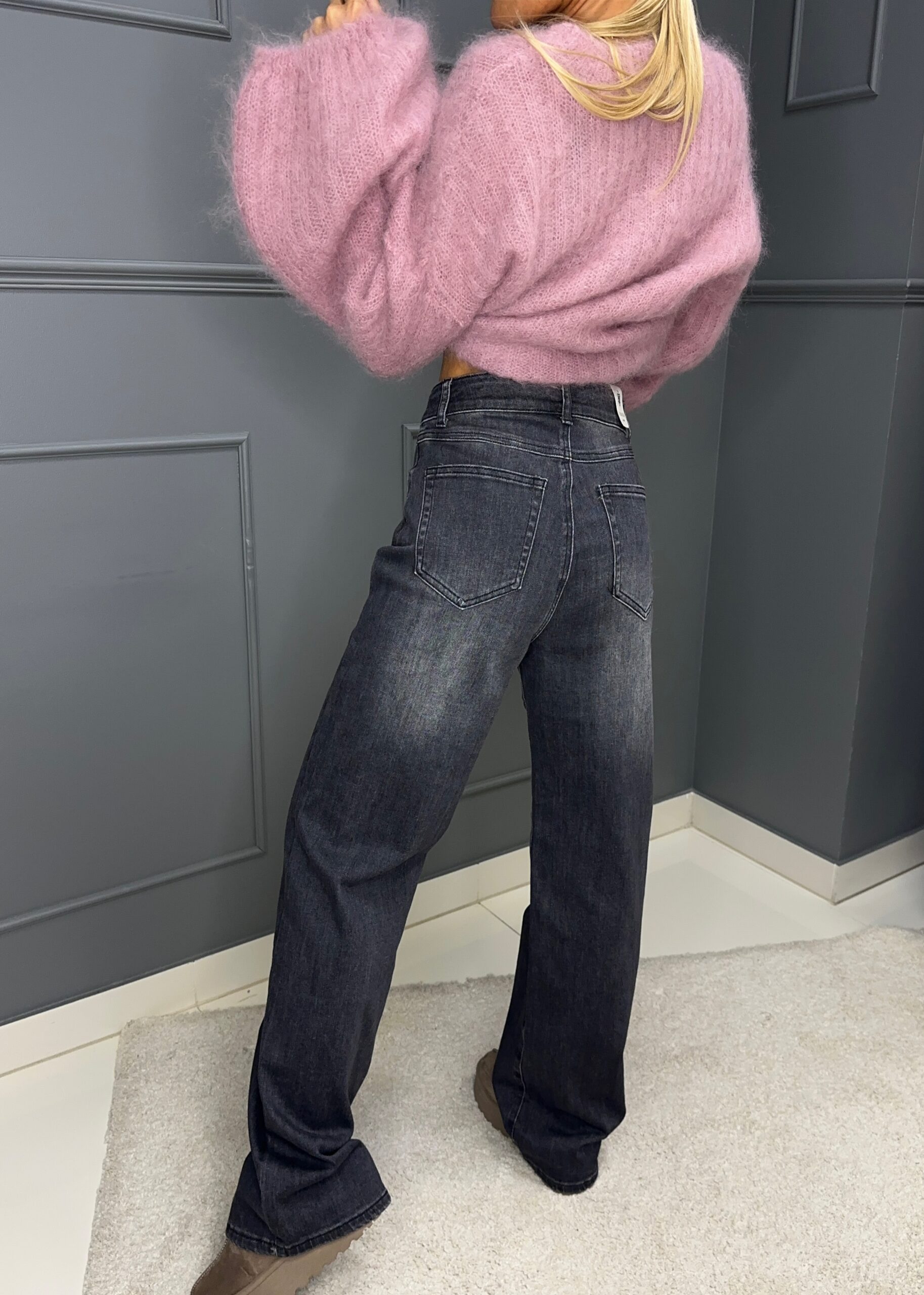 Mustad laialõikelised teksapüksid