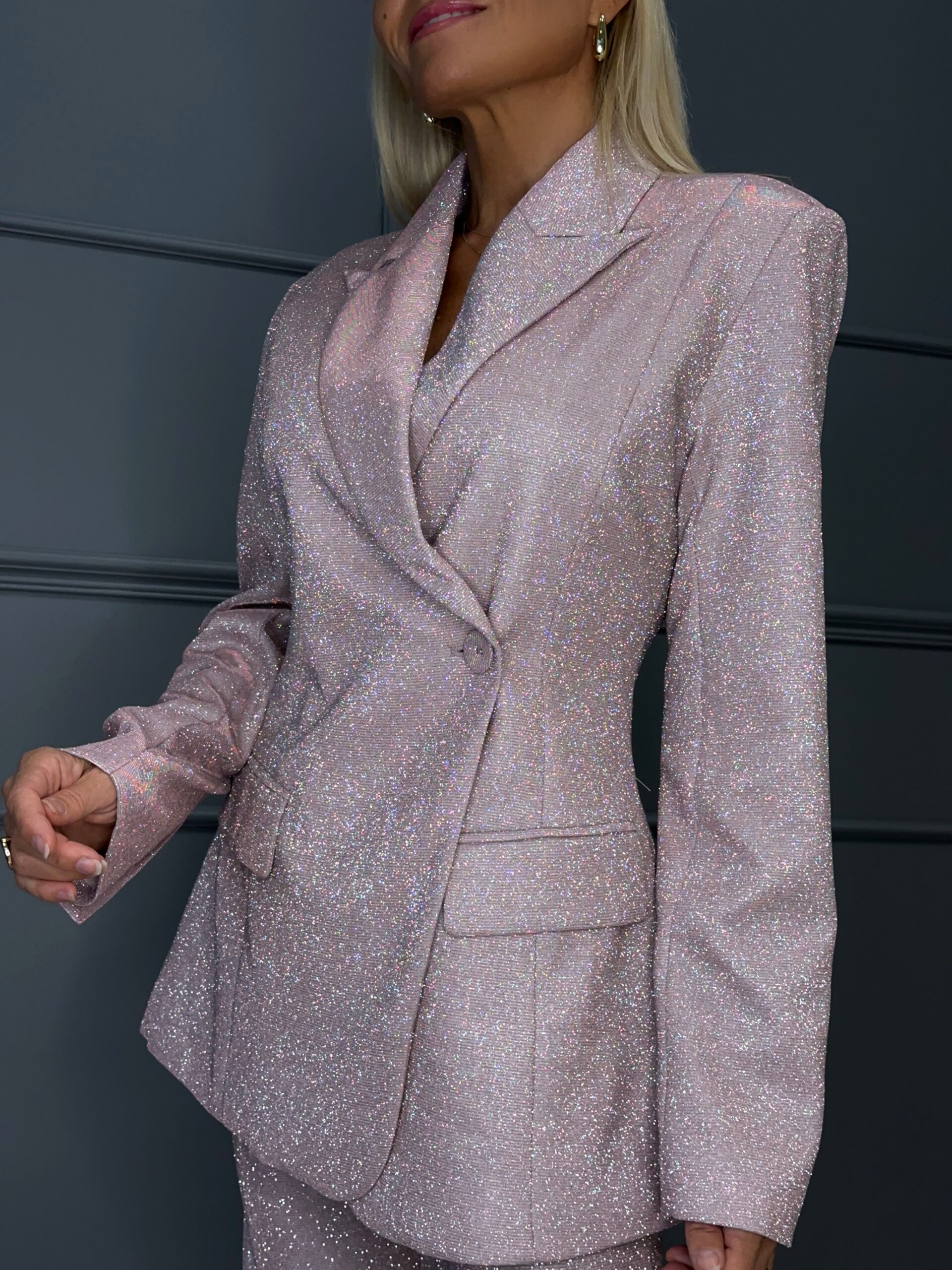 SÄDELUSEGA TALJES PINTSAK