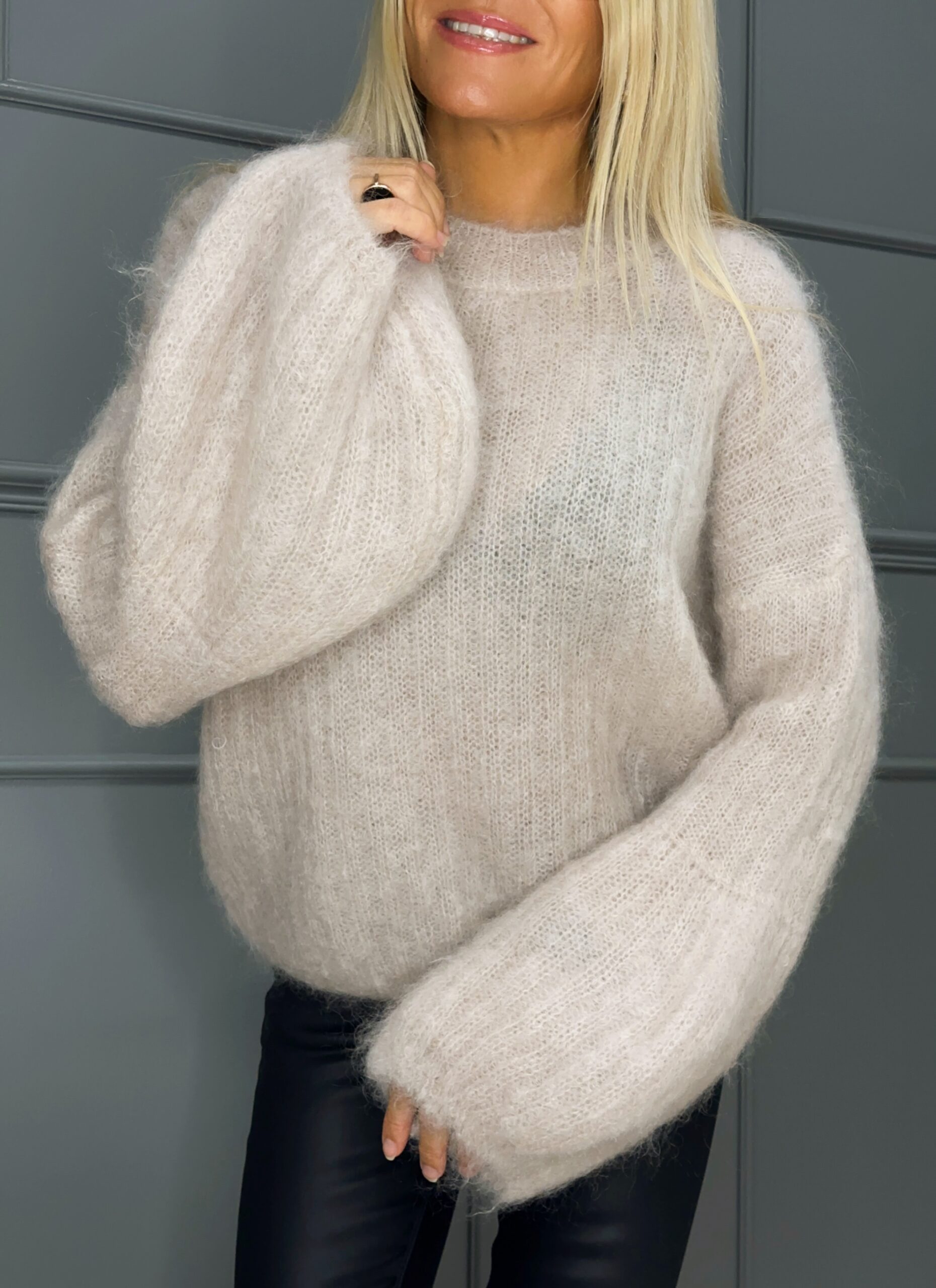 Helebeez mohäärkampsun naistele, pehme ja kohev kudum ümara kaelusega ja pikkade varrukatega.