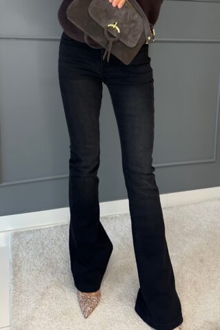 Mustad alt laienevad teksapüksid