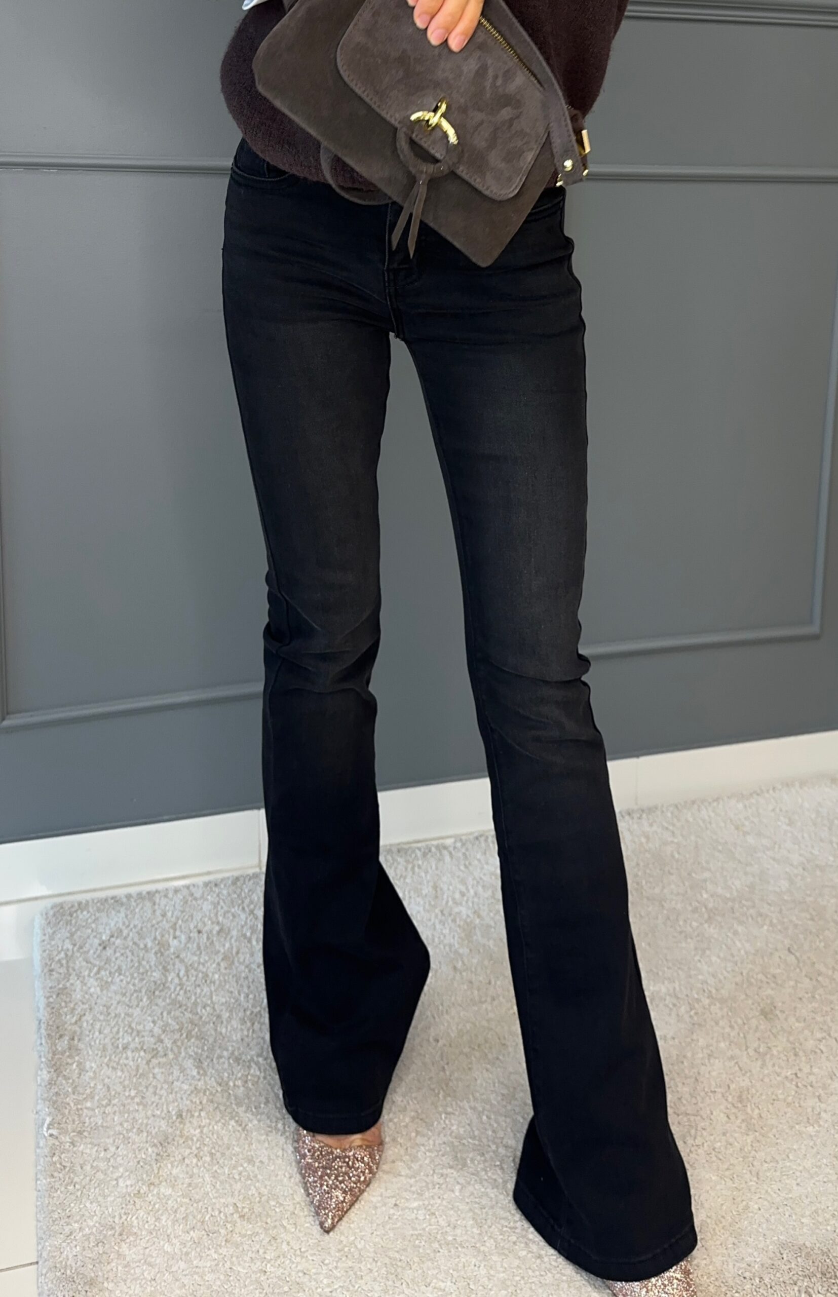 Mustad alt laienevad teksapüksid