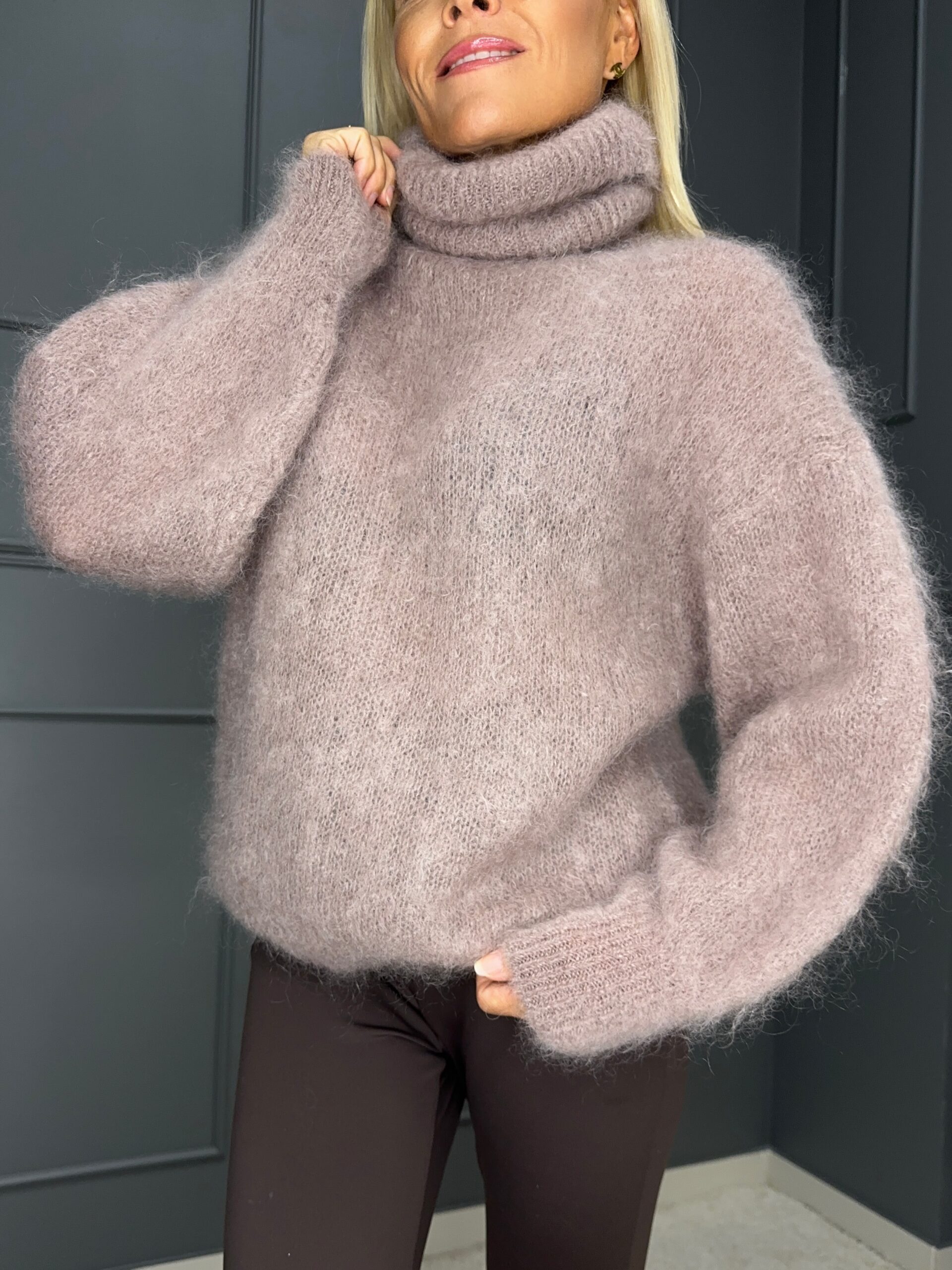 kõrge kaelusega mohäärkampsun