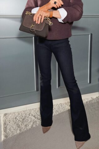 Mustad alt laienevad teksapüksid