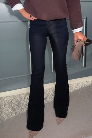 Mustad alt laienevad teksapüksid