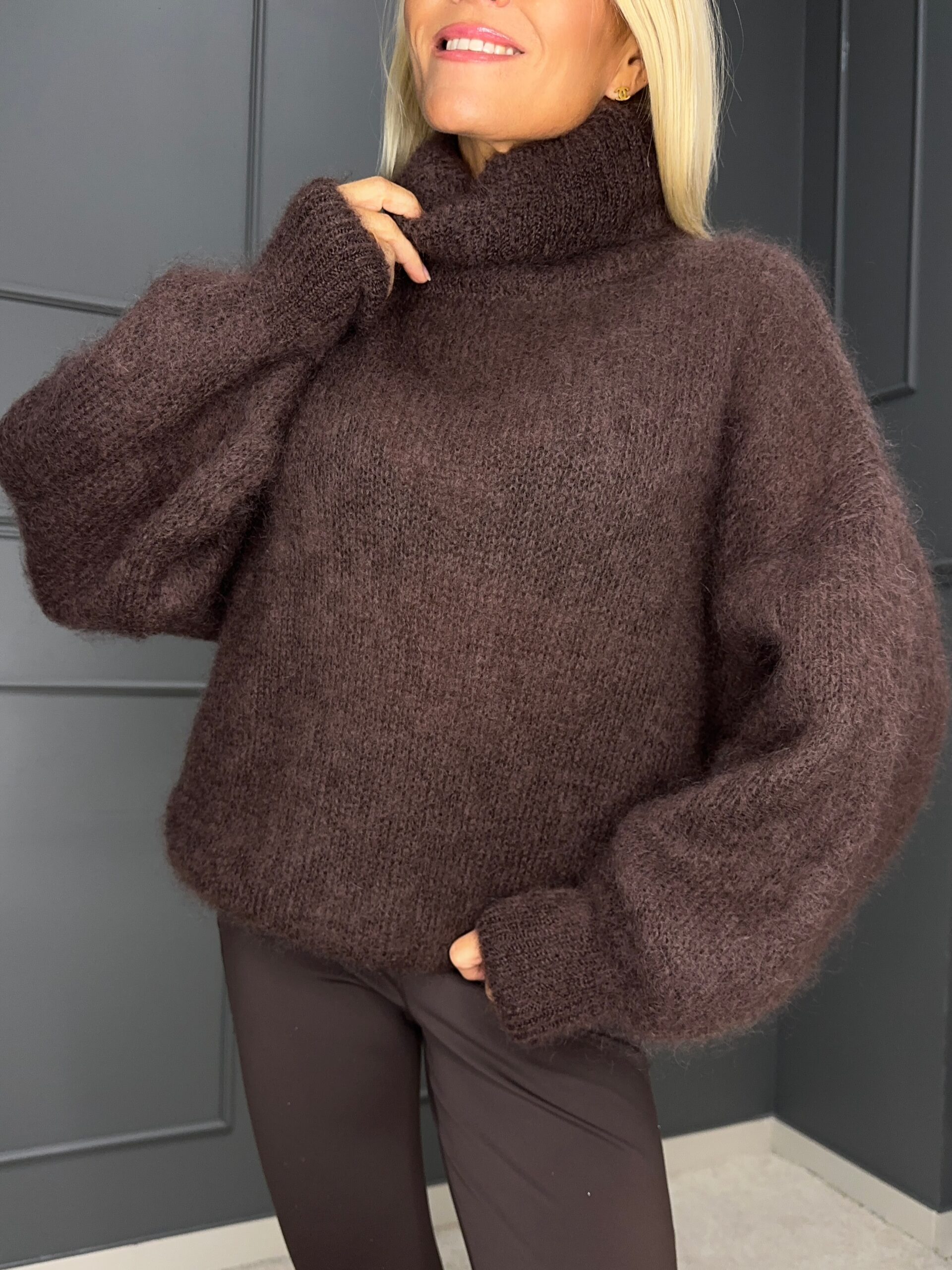 kõrge kaelusega mohäärkampsun