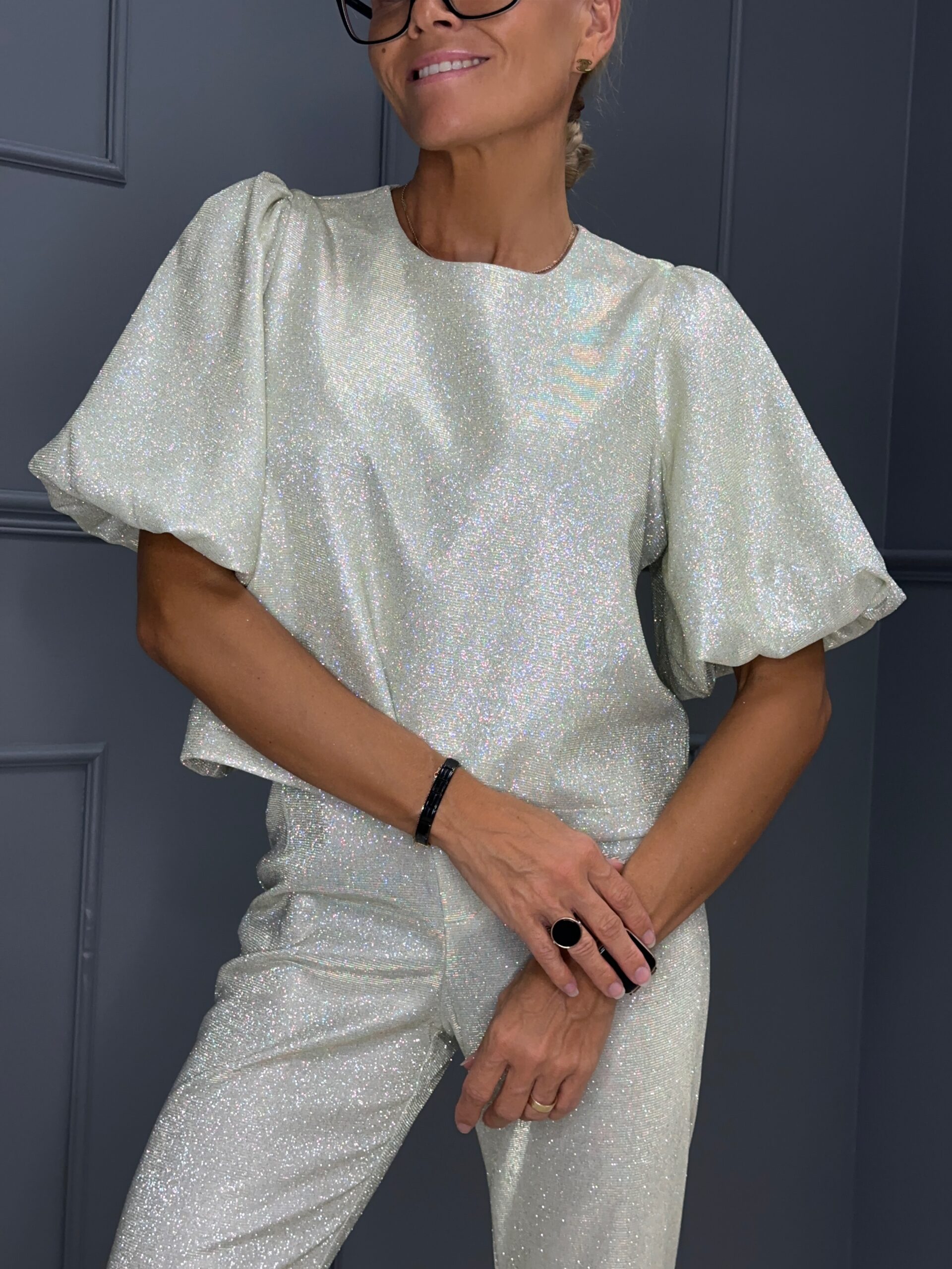 SÄDELUSEGA LÜHIKESTE VARRUKATEGA PLUUS