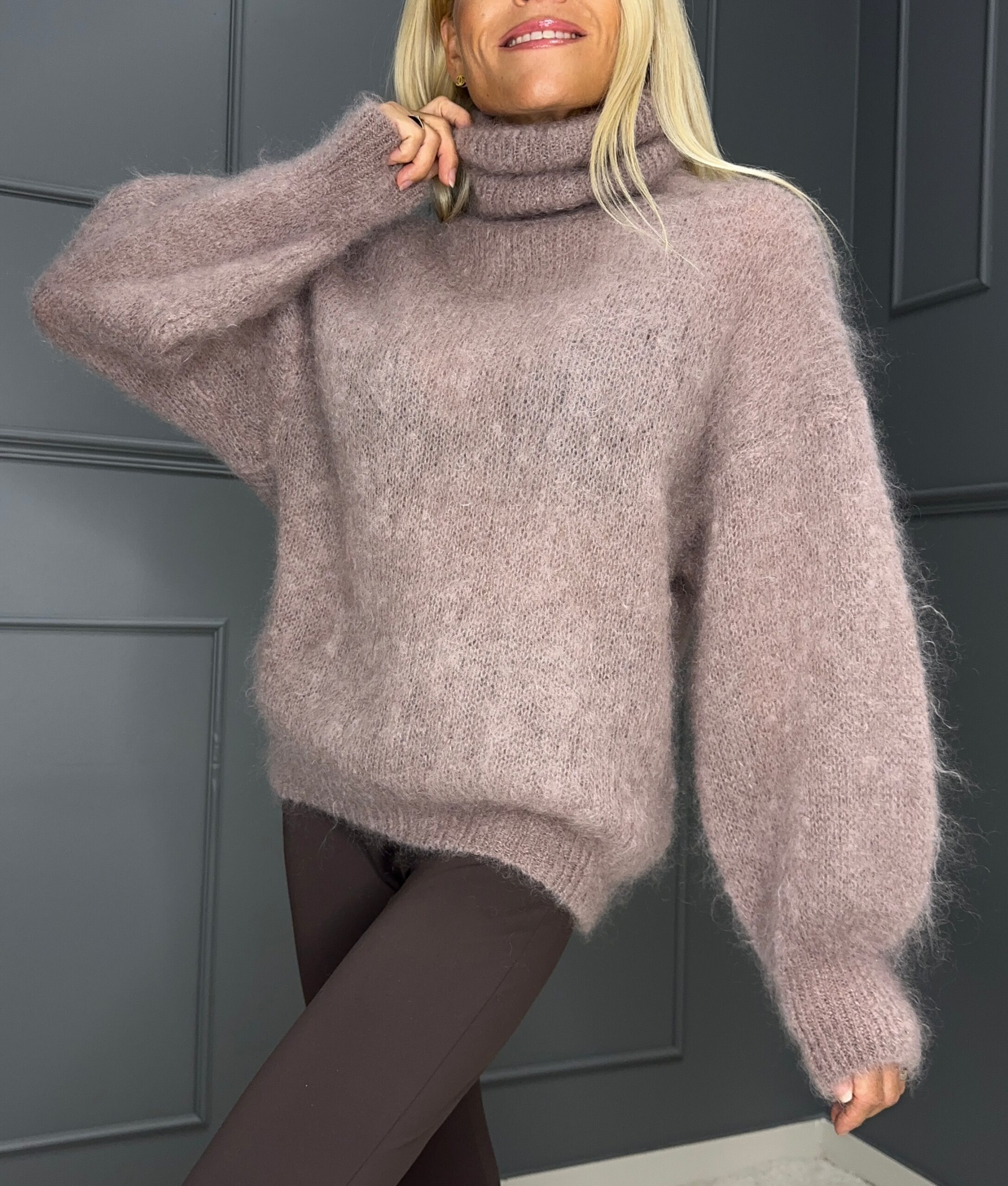 kõrge kaelusega mohäärkampsun