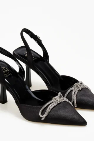 ЭФФЕКТНЫЕ БОТИНКИ С ВЫШИТЫМИ КЛЕЩАМИ НА ШНУРКАХ