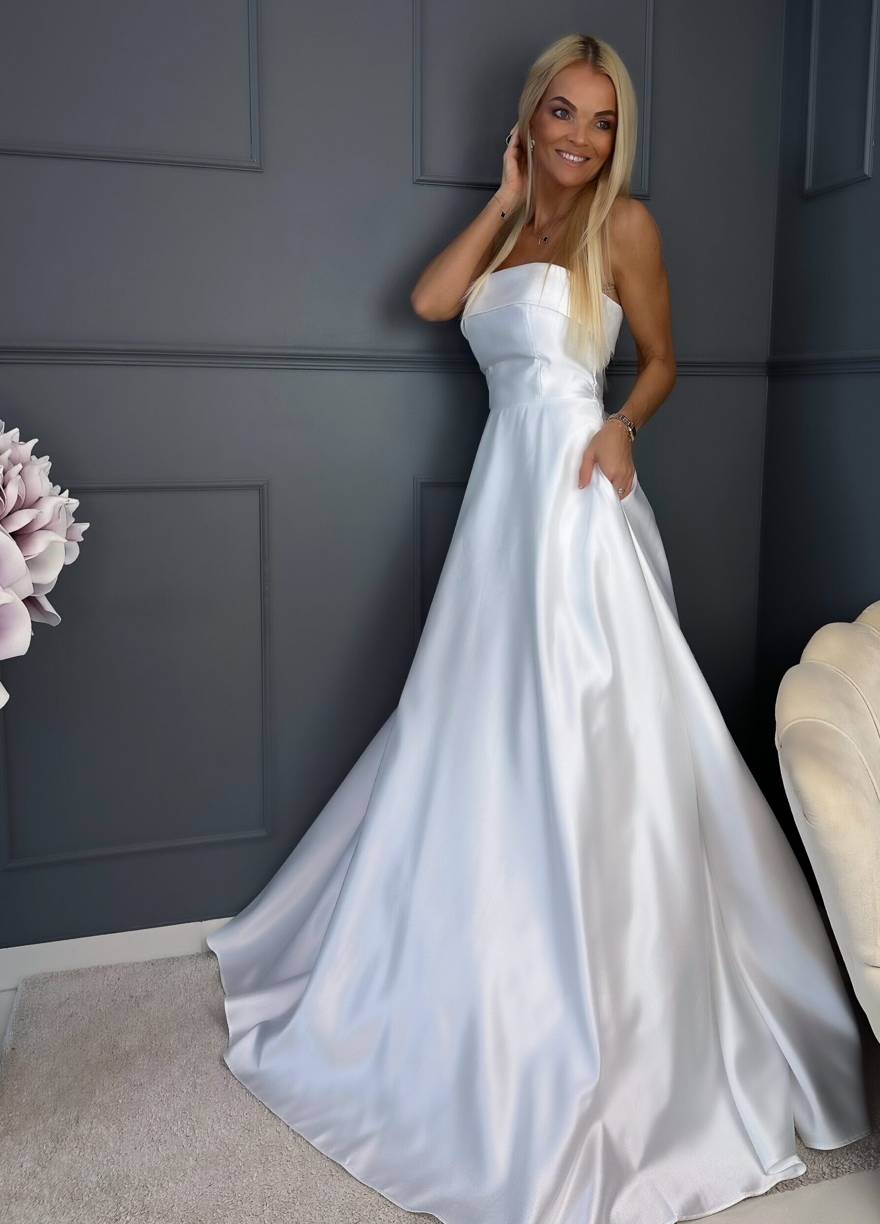 Korseti lõikega maksikleit ja taskutega