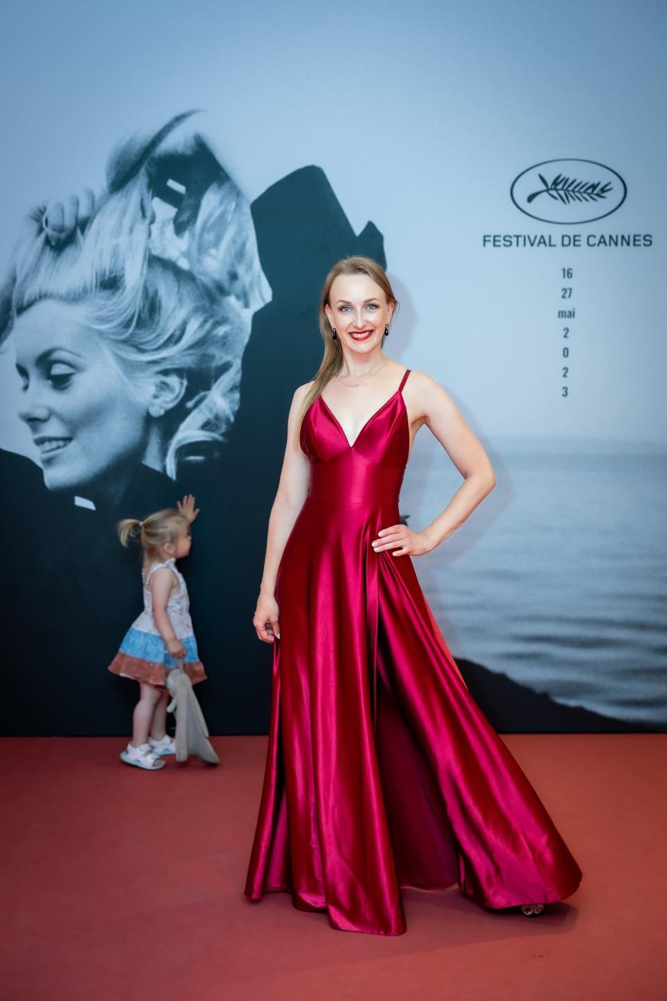 Satiinsest kangast pidulik maksikleit — изображение 21