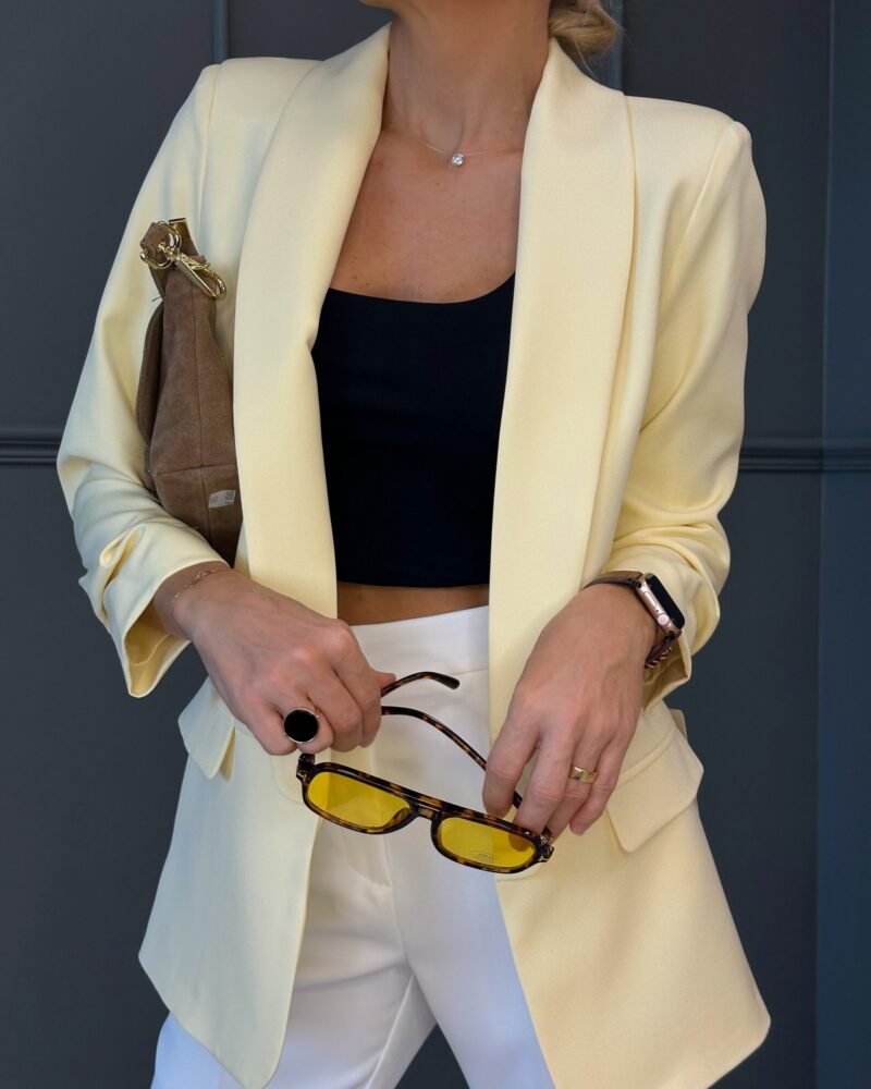 Stylish three-quarter sleeve blazer