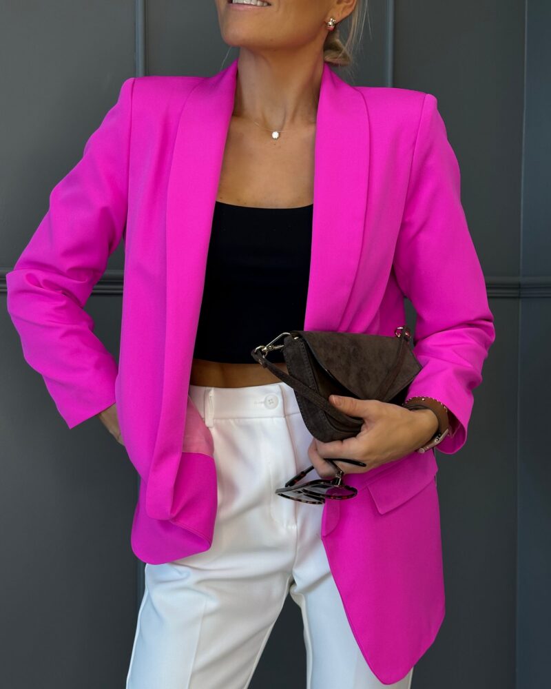 Stylish three-quarter sleeve blazer
