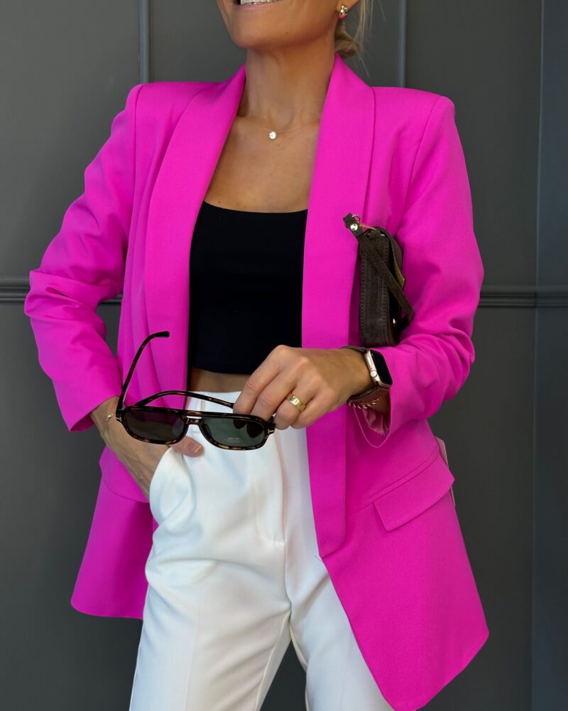 Stylish three-quarter sleeve blazer