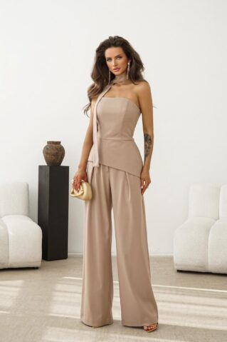 Elegantne naiste pükskostüüm beezis toonis kaheosaline komplekt.