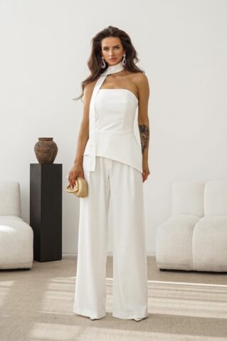 Elegantne naiste pükskostüüm valges toonis kaheosaline komplekt.