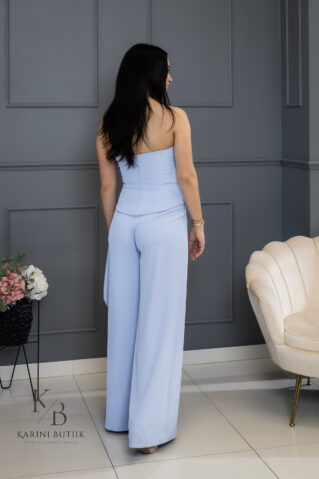 Elegantne kaheosaline pükskostüüm vabalt langevast materjalist