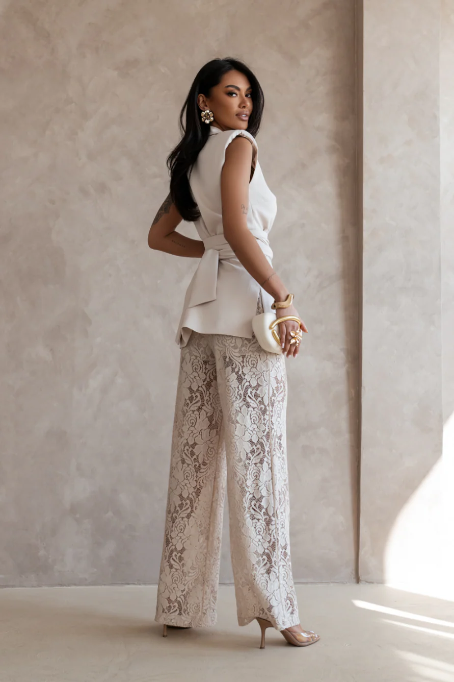Kaheosaline pükskostüüm pitsiliste pükste ja vööga vestiga