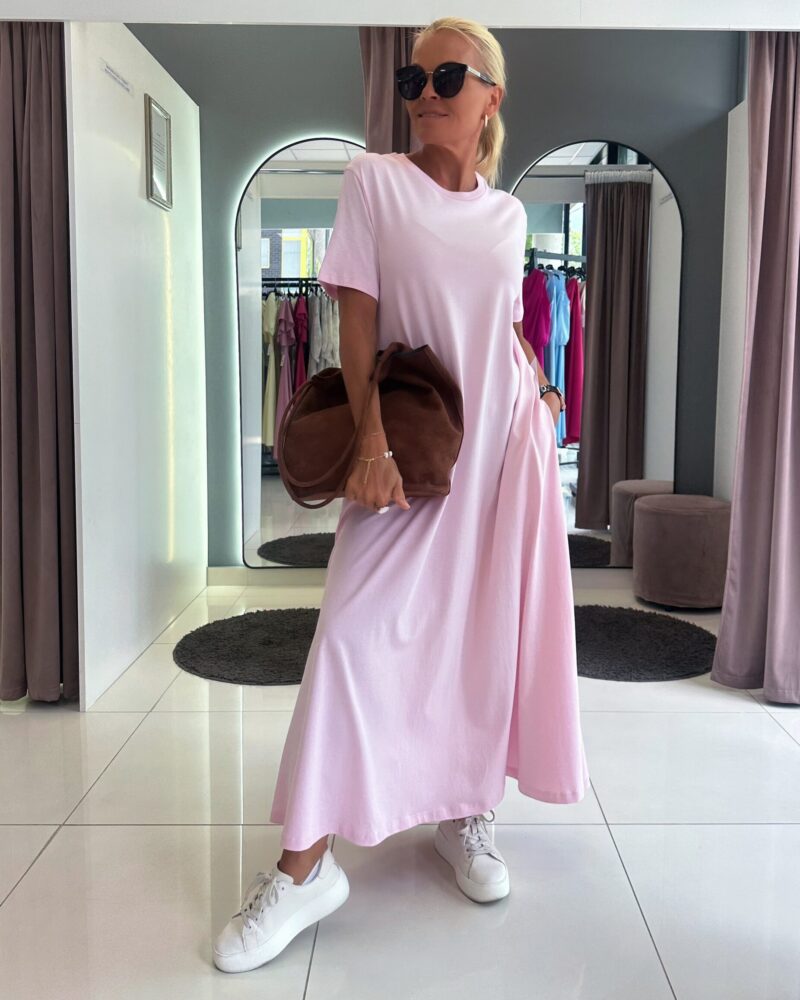 Elegantne ja mugav 100% puuvillane roosa ,heleroosa,helesinine maksikleit küljetaskutega. Ideaalne valik igapäevaseks kandmiseks ning suviseks garderoobiks.
