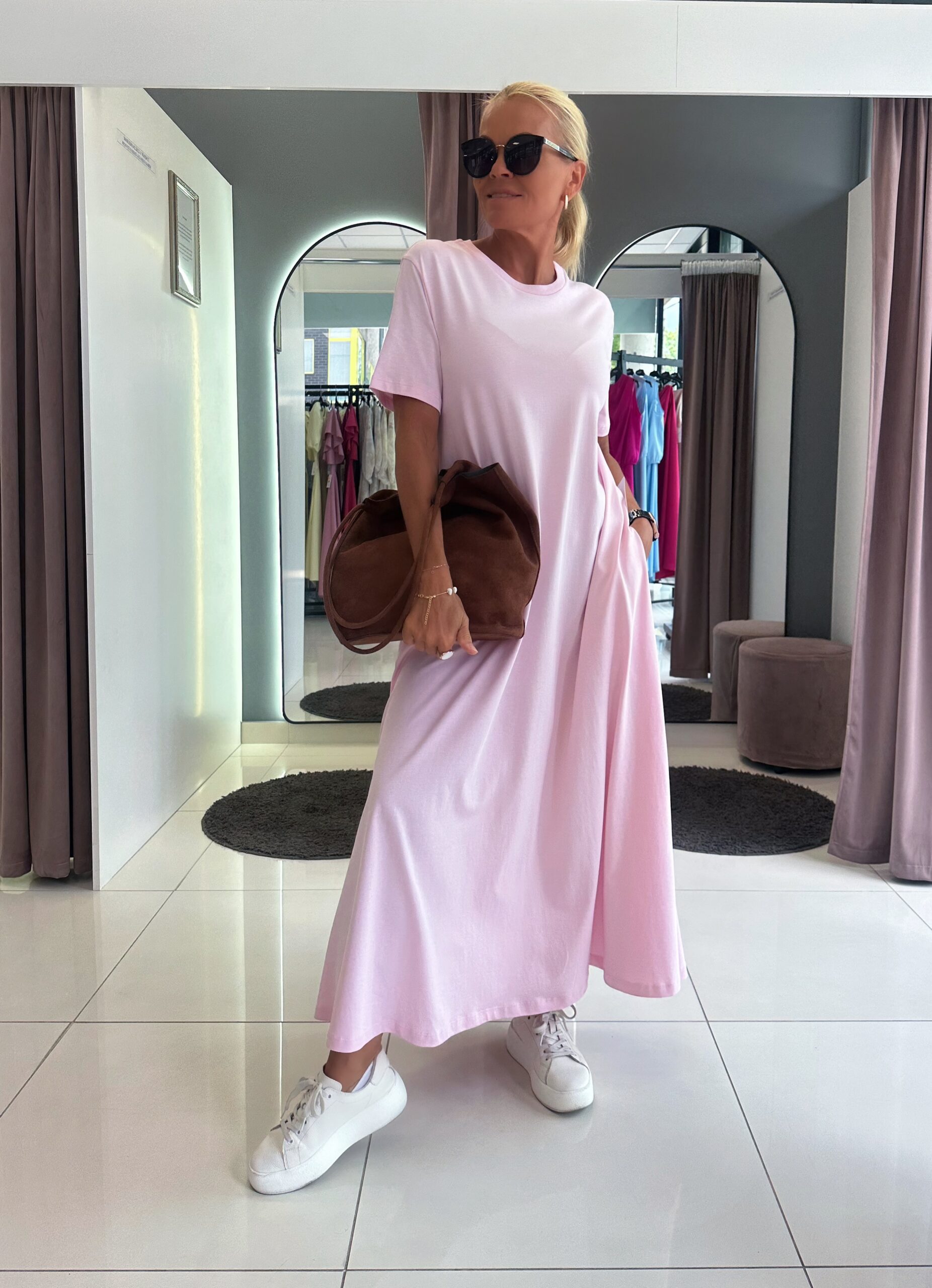 Elegantne ja mugav 100% puuvillane roosa ,heleroosa,helesinine maksikleit küljetaskutega. Ideaalne valik igapäevaseks kandmiseks ning suviseks garderoobiks.