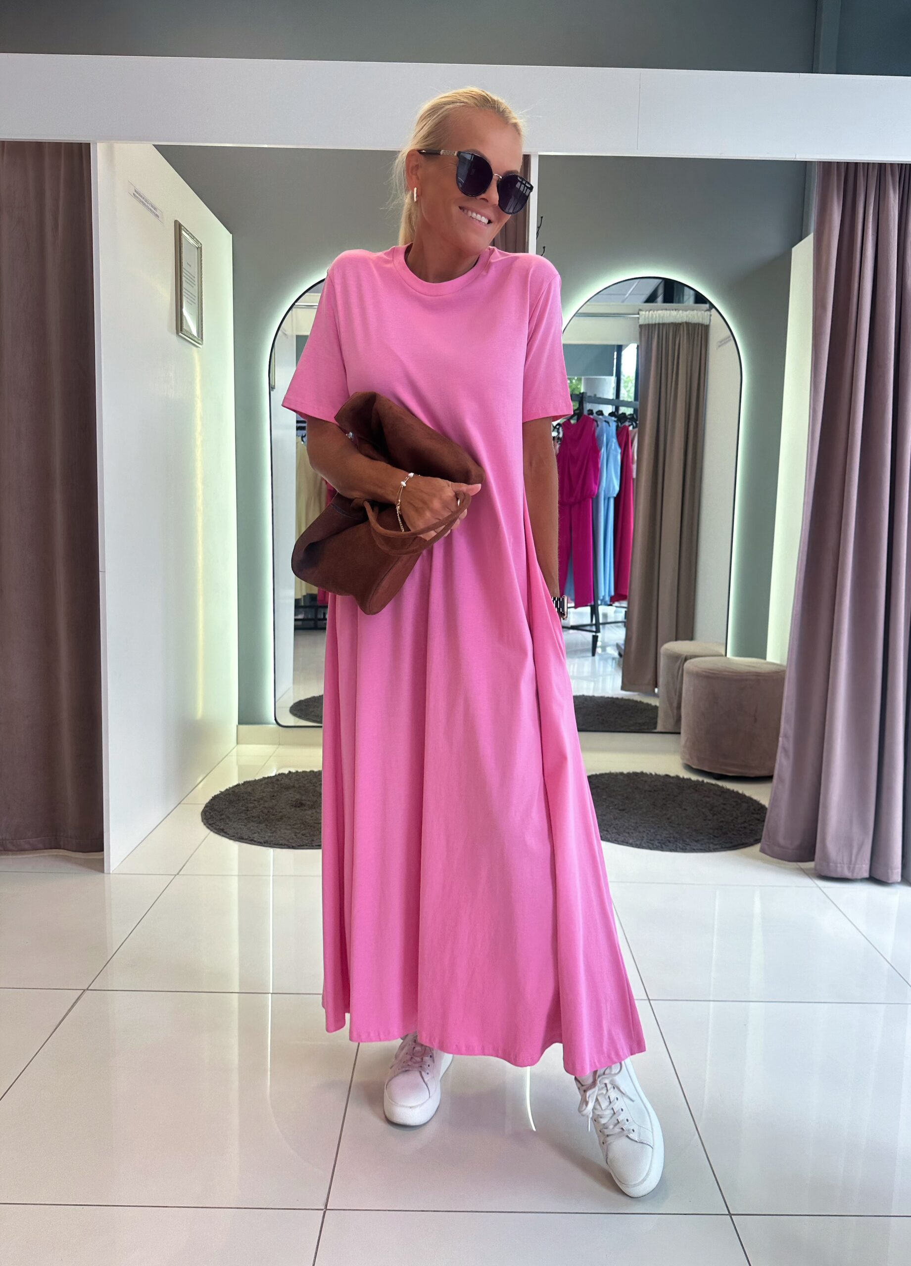 Elegantne ja mugav 100% puuvillane roosa ,heleroosa,helesinine maksikleit küljetaskutega. Ideaalne valik igapäevaseks kandmiseks ning suviseks garderoobiks.