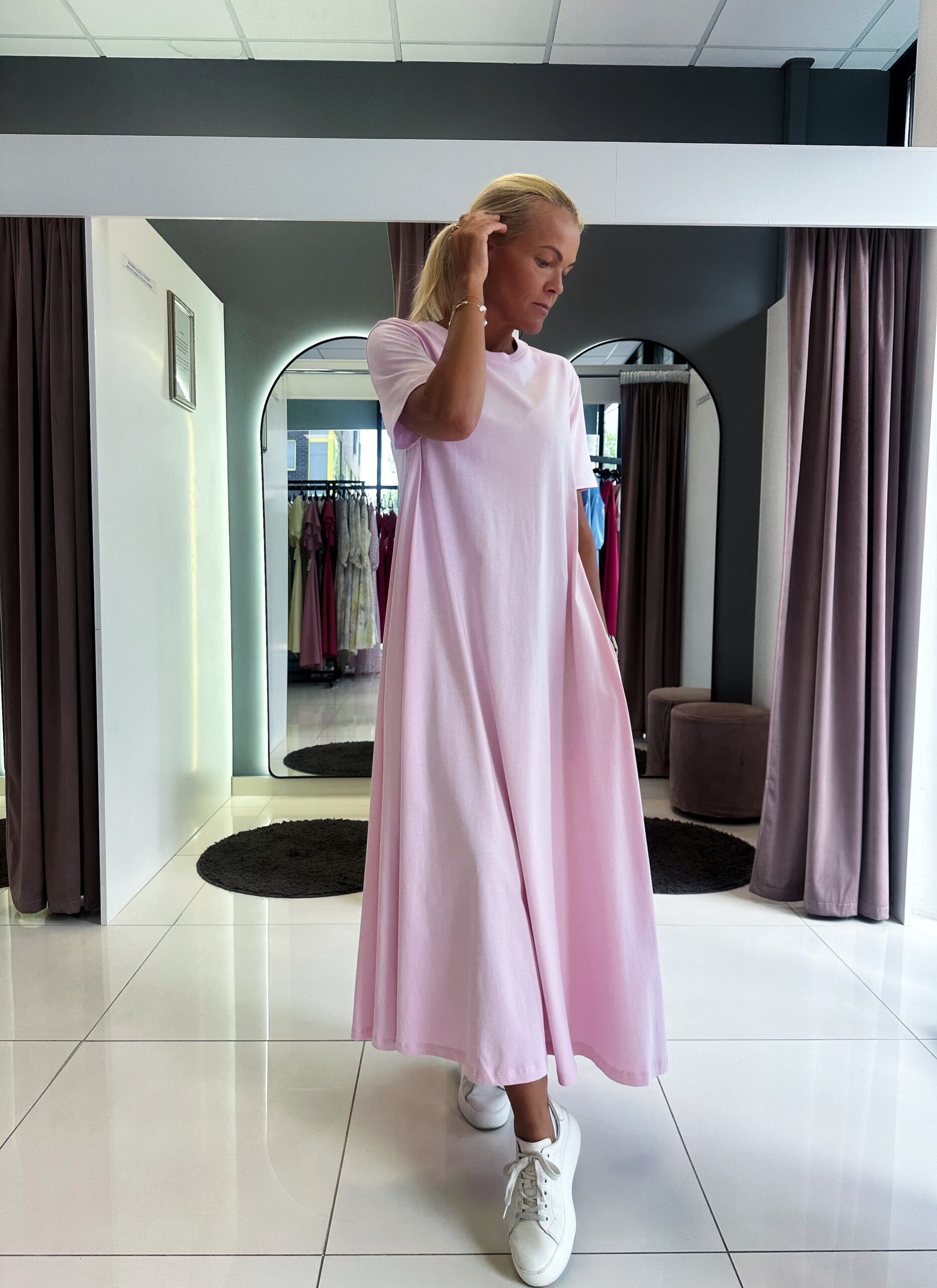 Elegantne ja mugav 100% puuvillane roosa ,heleroosa,helesinine maksikleit küljetaskutega. Ideaalne valik igapäevaseks kandmiseks ning suviseks garderoobiks.