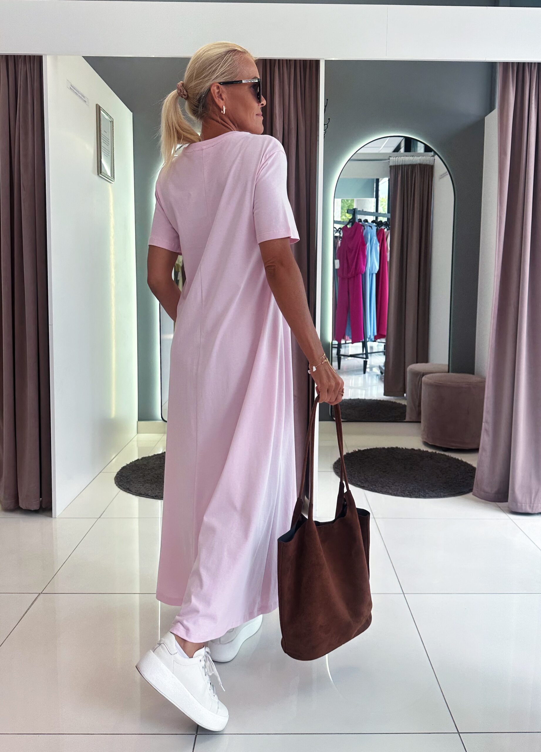 Elegantne ja mugav 100% puuvillane roosa ,heleroosa,helesinine maksikleit küljetaskutega. Ideaalne valik igapäevaseks kandmiseks ning suviseks garderoobiks.