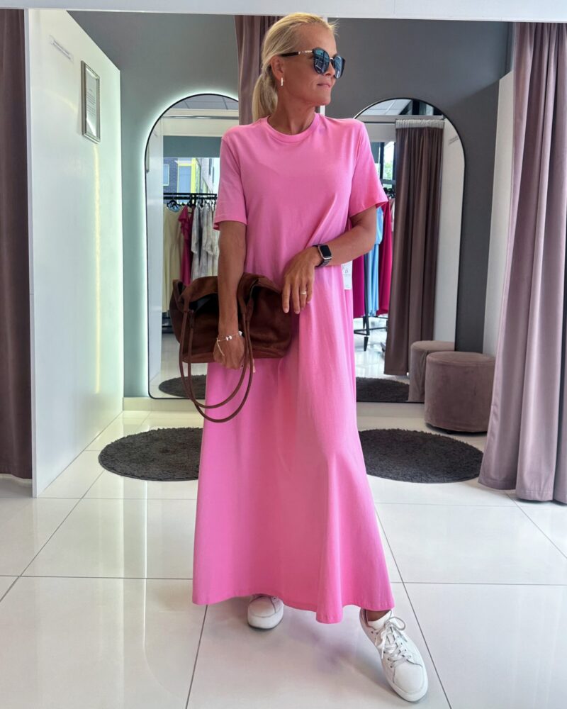 Elegantne ja mugav 100% puuvillane roosa ,heleroosa,helesinine maksikleit küljetaskutega. Ideaalne valik igapäevaseks kandmiseks ning suviseks garderoobiks.