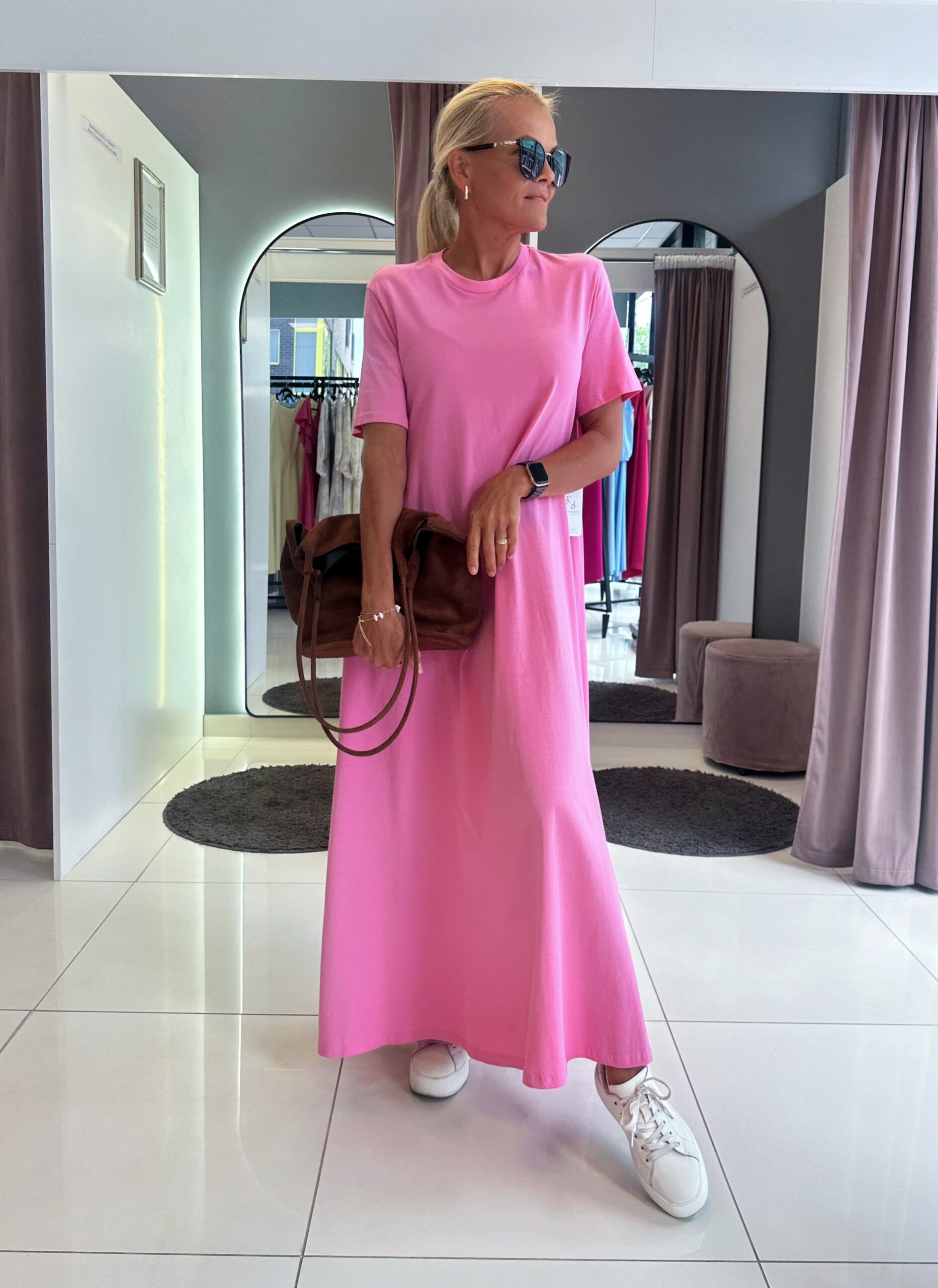 Elegantne ja mugav 100% puuvillane roosa ,heleroosa,helesinine maksikleit küljetaskutega. Ideaalne valik igapäevaseks kandmiseks ning suviseks garderoobiks.