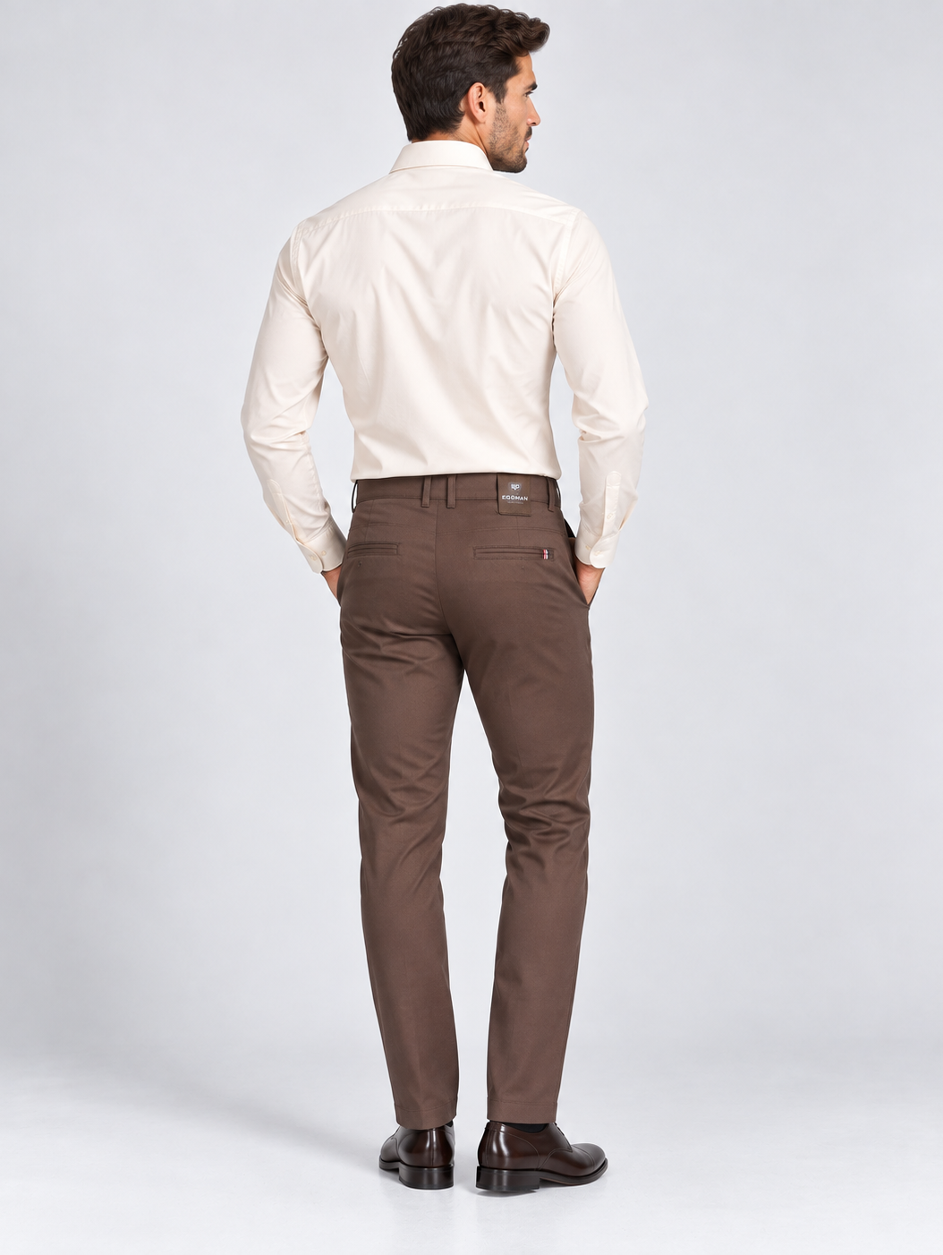 Taupe meeste Slim Fit püksid tagantvaates – Karini Butiik