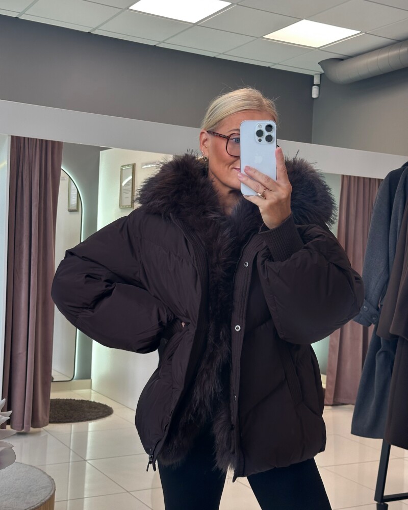Tumepruun oversize kapuutsiga talvejope kunstkarvaga – Karini Butiik