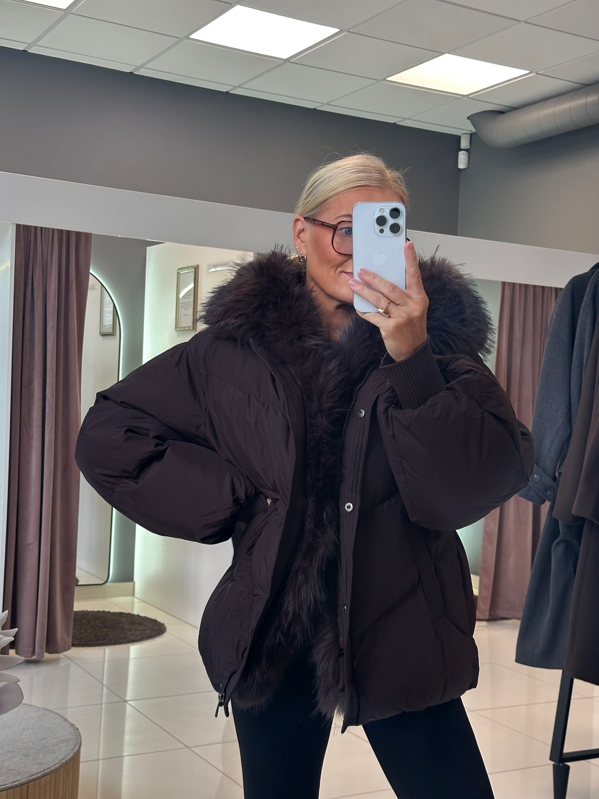 Tumepruun oversize kapuutsiga talvejope kunstkarvaga – Karini Butiik